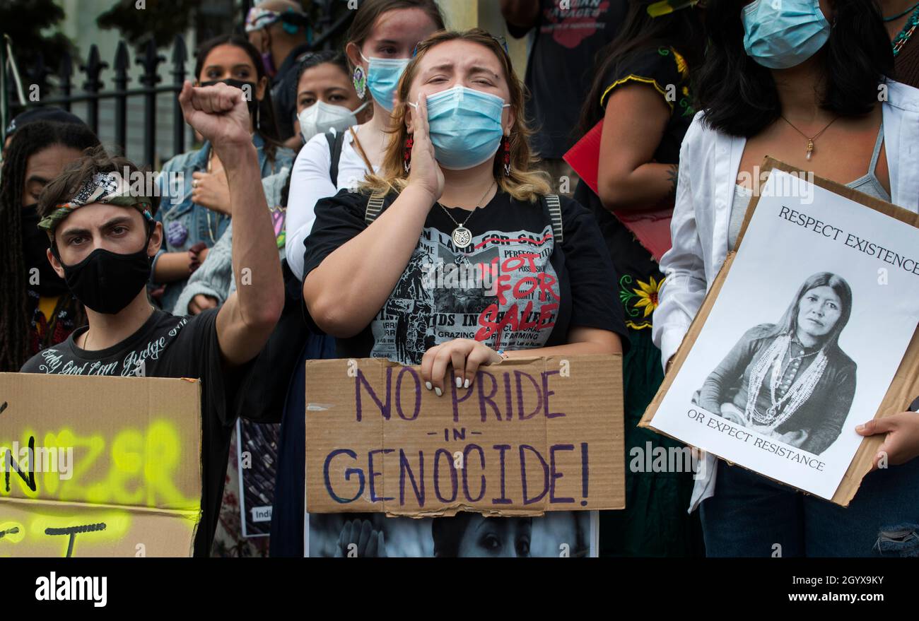 Kundgebung zur Unterstützung des Tages der indigenen Völker, Boston, Massachusetts, USA. 09 Okt. 2021. Mehr als 500 Indianer und Unterstützer versammelten sich beim Boston Common und marschierten durch das Zentrum von Boston zum Wasser im Christopher Columbus Park. Anfang der Woche unterzeichnete der amtierende Bürgermeister von Boston, Kim Janey, einen Executive Order, der am zweiten Montag im Oktober den „Tag der indigenen Völker“ in Boston vornahm. Im Oktober 2021 haben acht US-Bundesstaaten und Washington D.C. den Tag der indigenen Völker zum Feiertag erklärt. Kredit: Chuck Nacke / Alamy Stockfoto