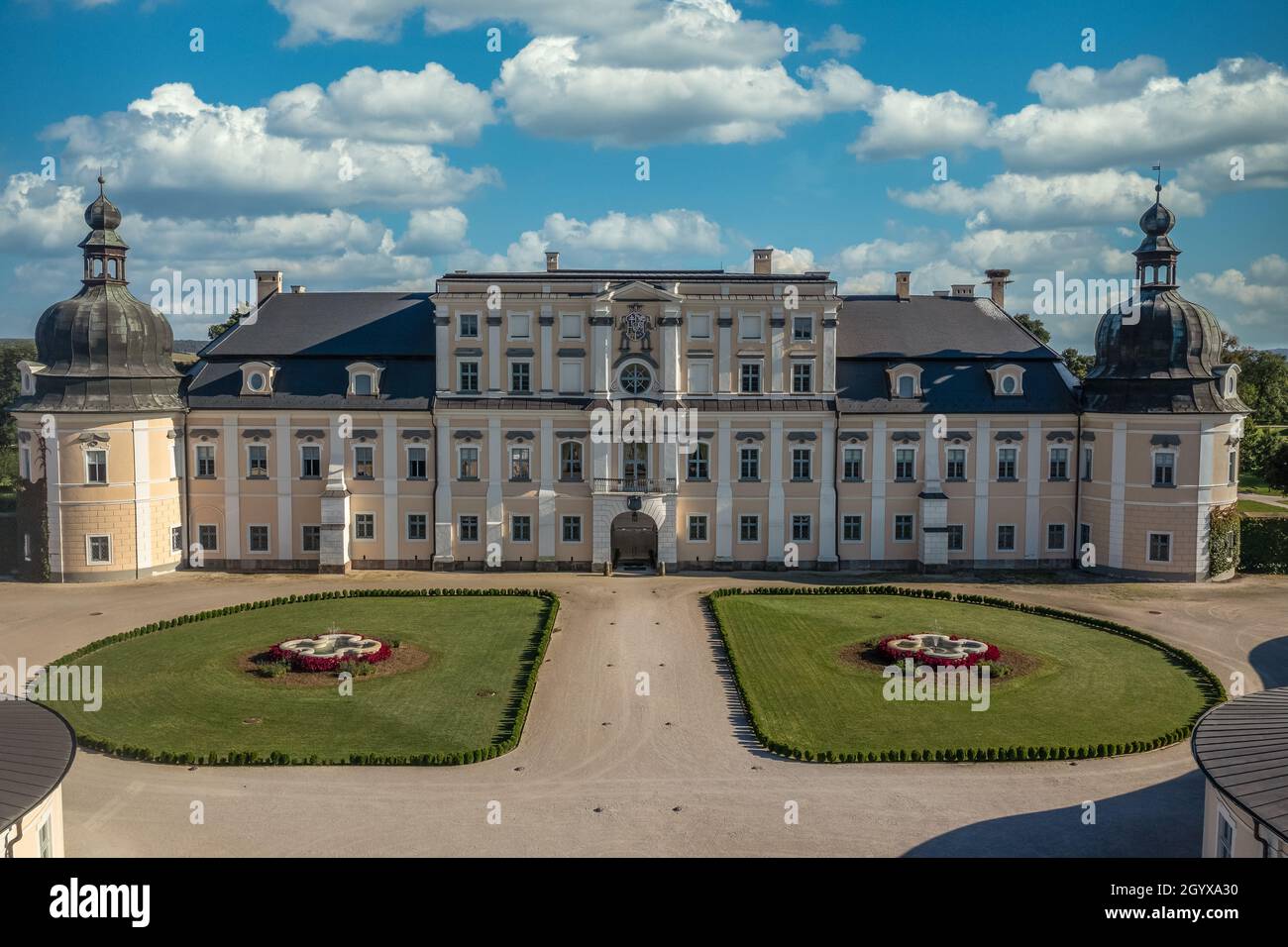 Luftaufnahme des Barockschlosses Coburg L'Huillier in Edeleny mit restauriertem französischem Garten Stockfoto