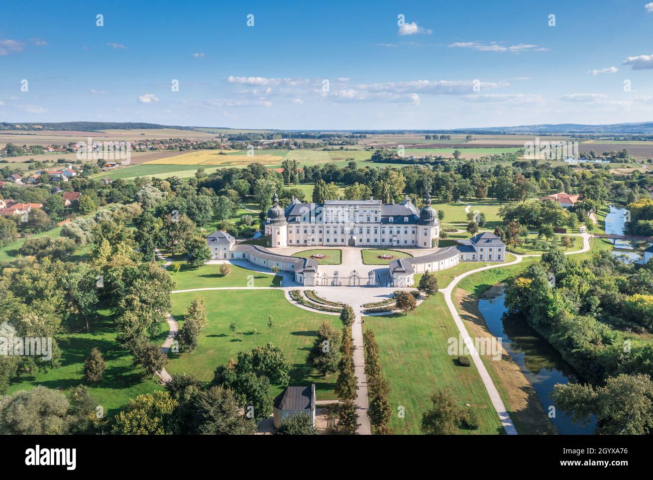 Luftaufnahme des Barockschlosses Coburg L'Huillier in Edeleny mit restauriertem französischem Garten Stockfoto