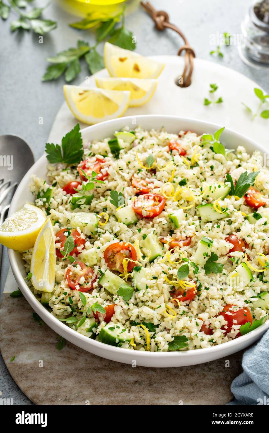 Tabbouleh-Salat mit Blumenkohlreis und Gemüse Stockfoto
