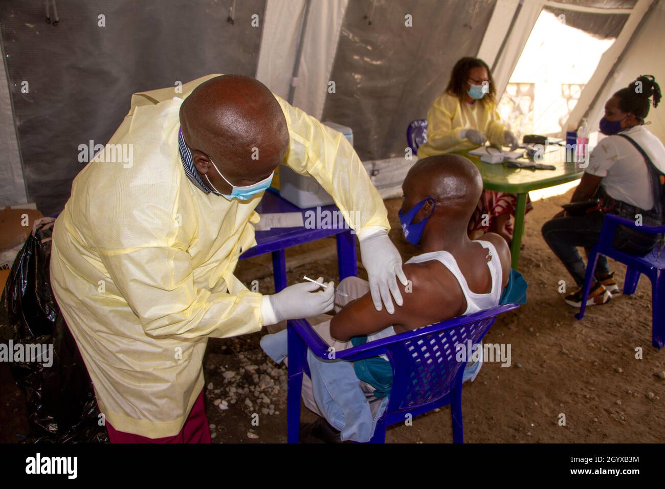 Goma, Demokratische Republik Kongo. Okt. 2021. Am 8. Oktober 2021 verabreicht ein Arzt eine Dosis COVID-19-Impfstoff für einen Mann in Goma, Nordost-Demokratische Republik Kongo (DRC). Quelle: Zanem/Xinhua/Alamy Live News Stockfoto