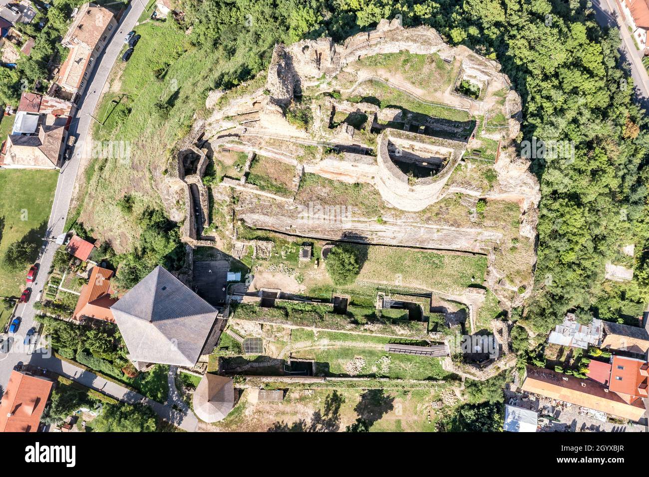 Luftaufnahme der teilweise restaurierten mittelalterlichen Burg Filakovo Fulek in der Südslowakei mit Kanonenbastion Stockfoto