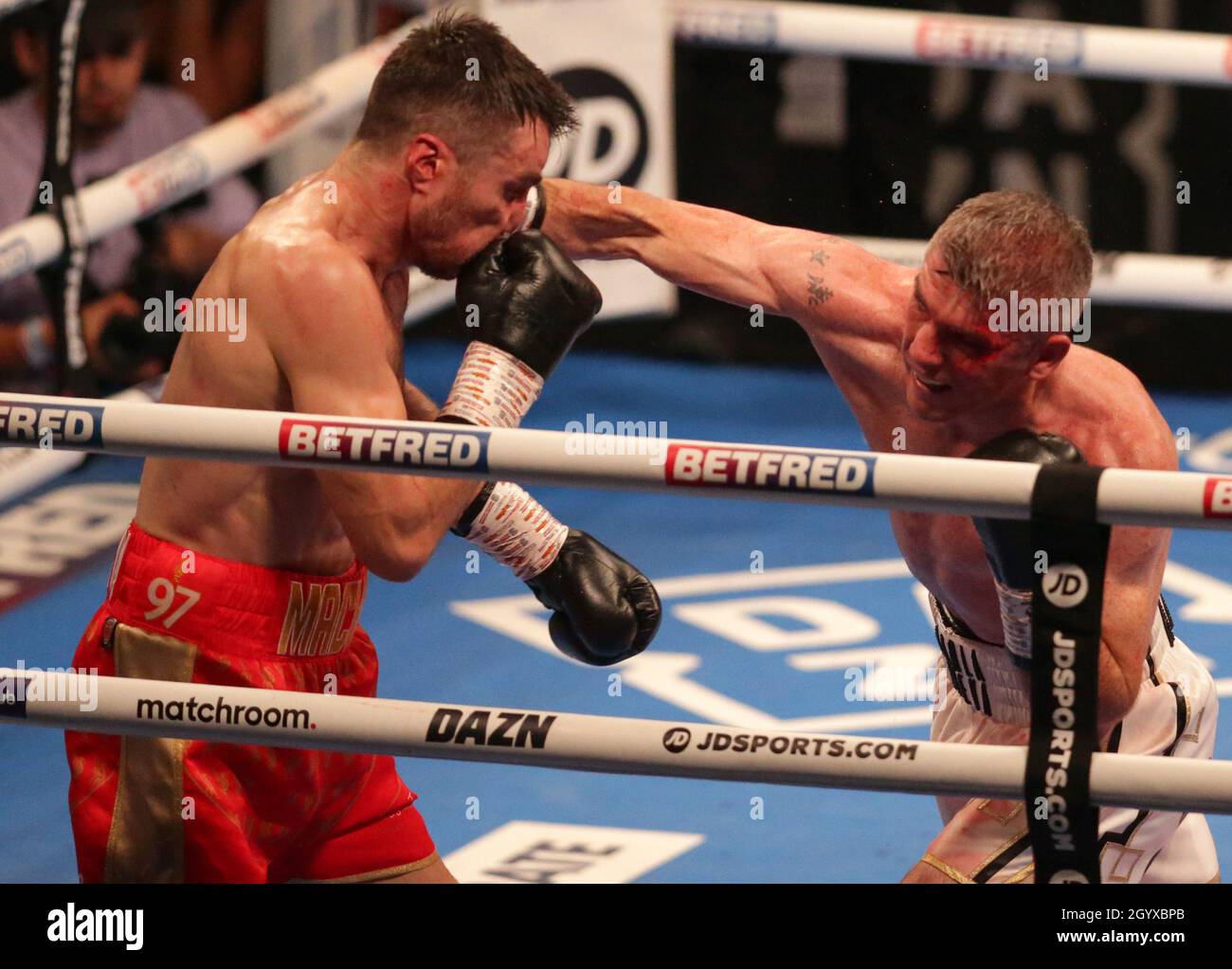 9. Oktober 2021; M&amp;S Bank Arena, Liverpool, England; Matchroom Boxing, Liam Smith gegen Anthony Fowler; LIAM SMITH (Liverpool, England) &#xa0;mit einem Vorrecht auf ANTHONY FOWLER (Liverpool, England) während ihres WBA International Super-Welterweight Title Contest Stockfoto