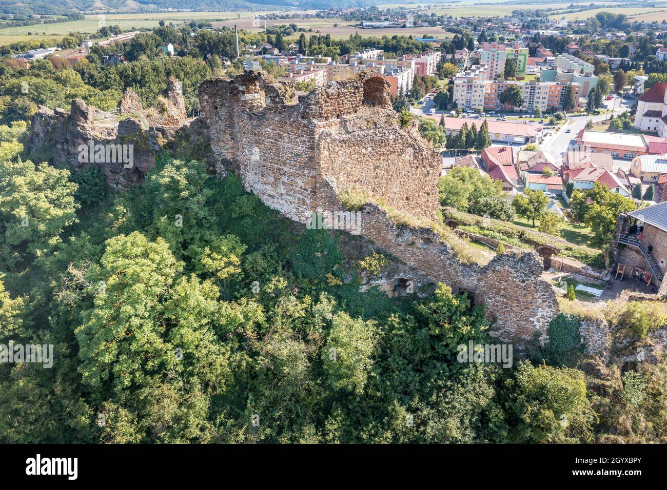 Luftaufnahme der teilweise restaurierten mittelalterlichen Burg Filakovo Fulek in der Südslowakei mit Kanonenbastion Stockfoto