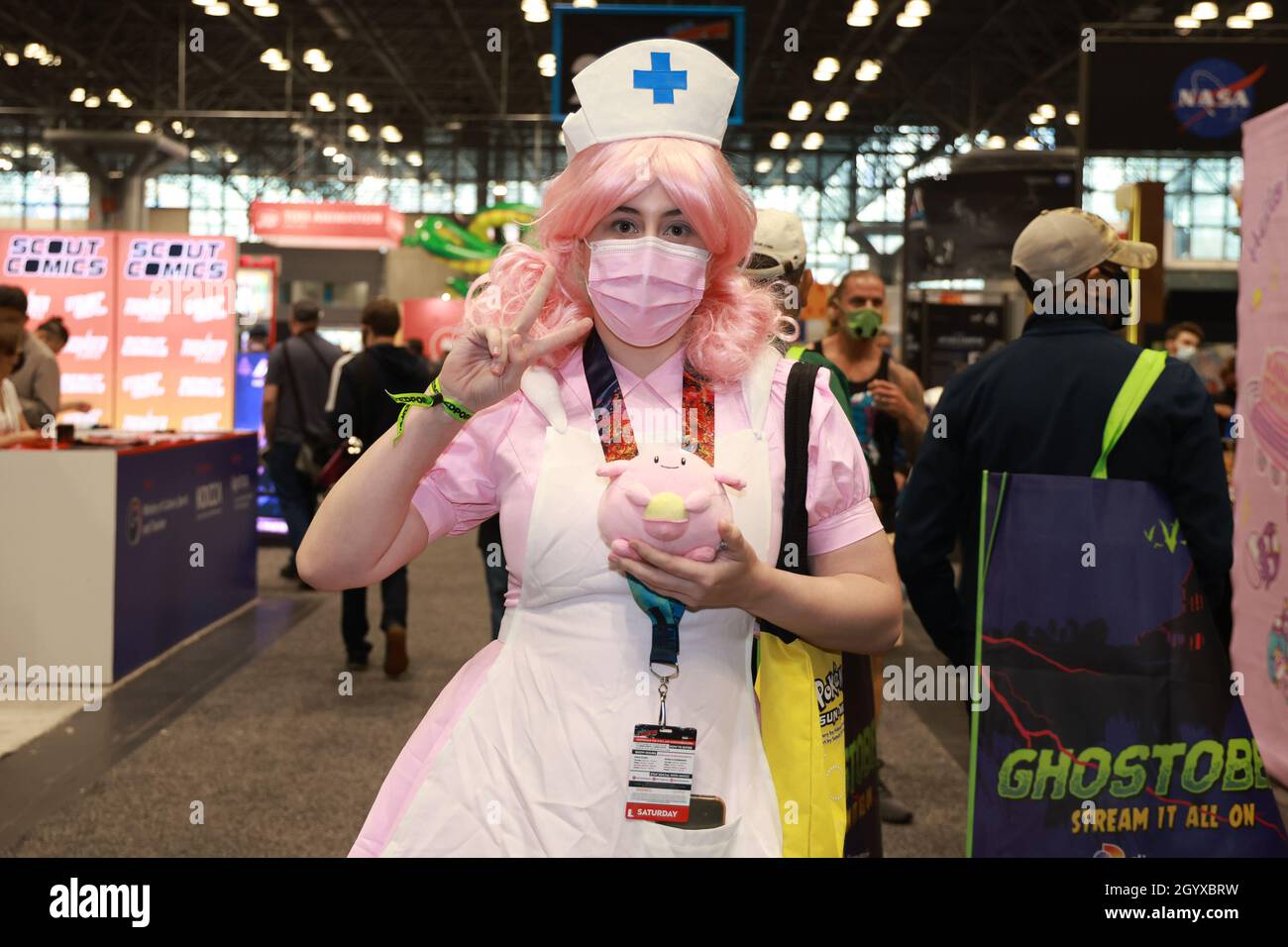 New York, N.Y/USA – 9. Oktober 2021:Emma ist als Nurse Joy von Pokemon für die New York Comic Con 2021 verkleidet. Quelle: Gordon Donovan/Alamy Live News Stockfoto