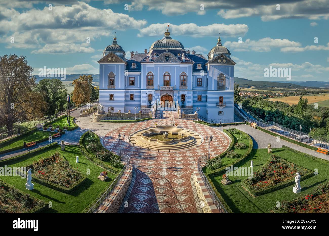Luftaufnahme des barocken Schlosses mit blauen Wänden und gepflegten Garten in Halic Slowakei Stockfoto
