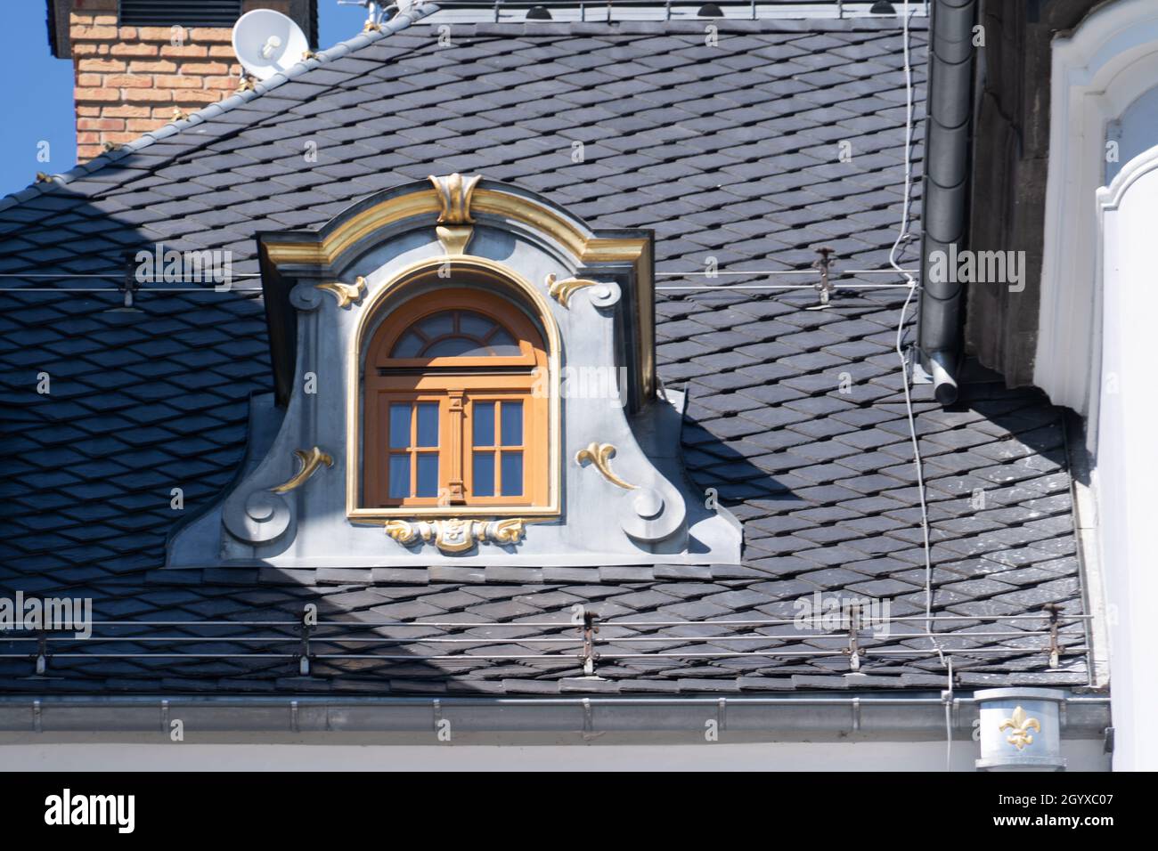 Neu restauriertes barockes Dachfenster mit Holzrahmen auf dem Schloss Halic in der Slowakei Stockfoto