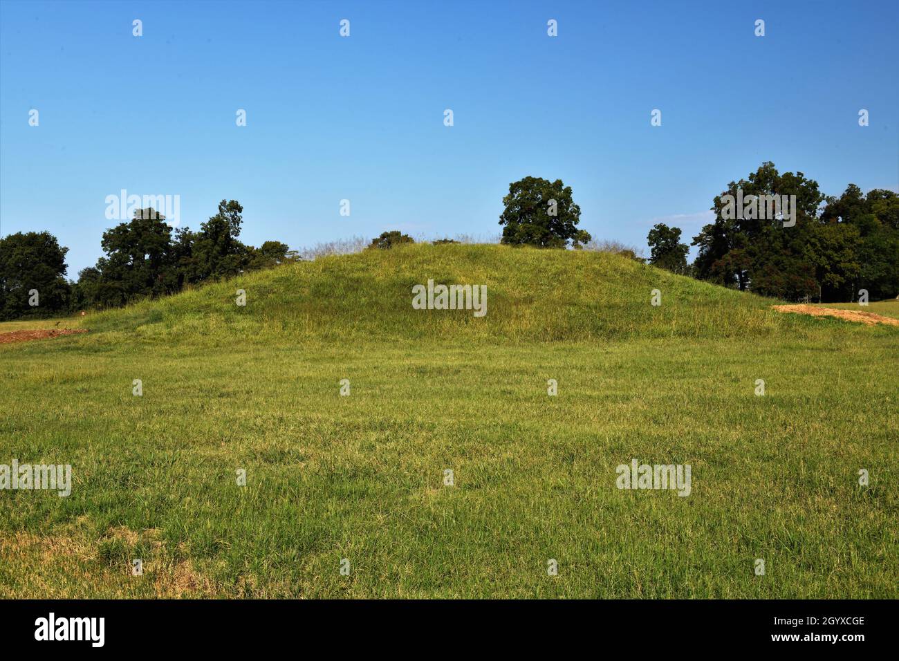 Indischer Grabhügel im Toltec Mounds Archeological State Park, Scott Arkansas. Stockfoto