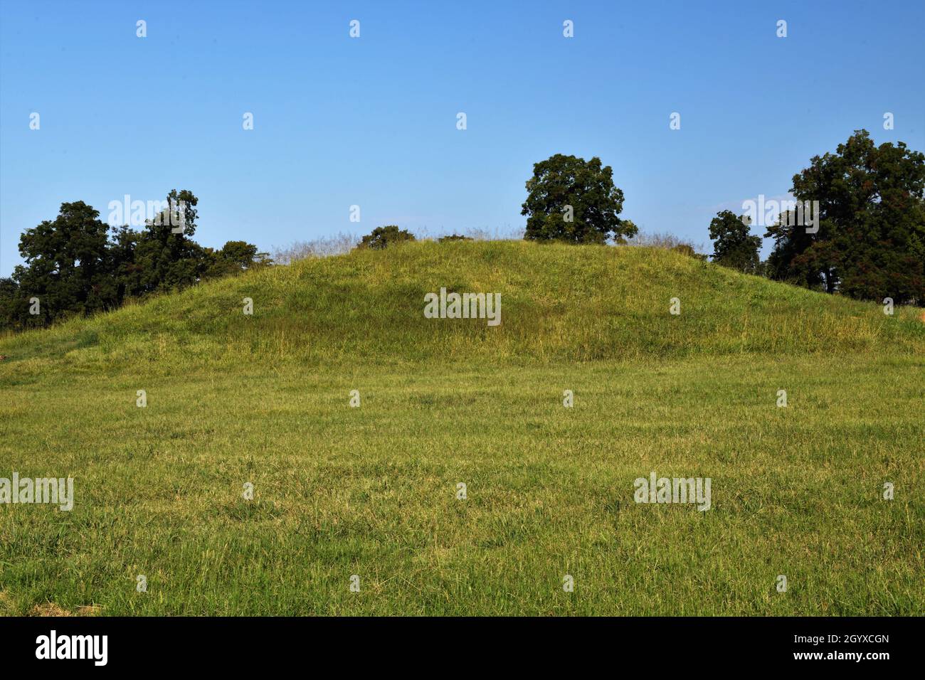 Indischer Grabhügel im Toltec Mounds Archeological State Park, Scott Arkansas. Stockfoto