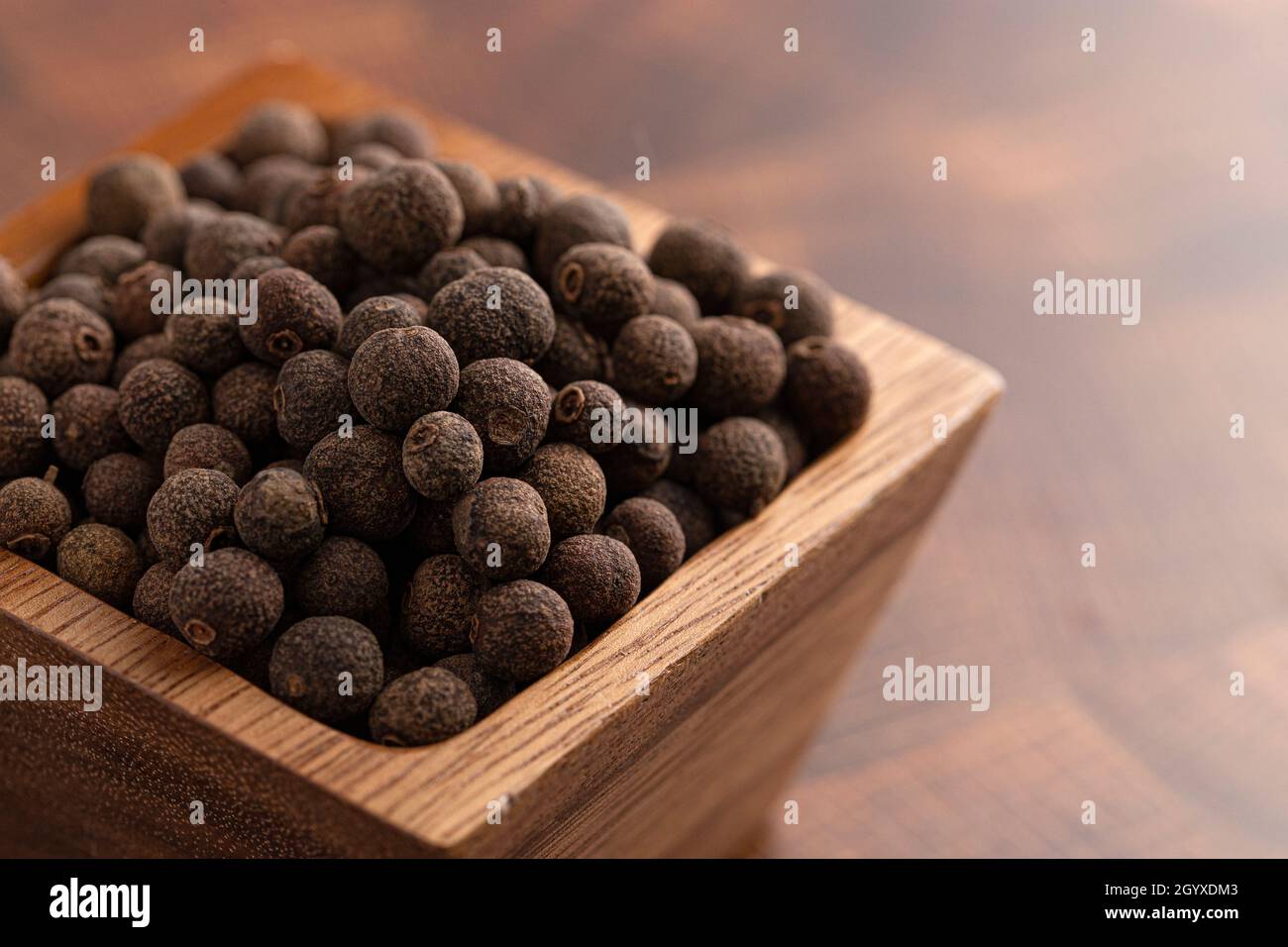 Piment auf einer dunklen hölzernen Küchenheke Stockfoto