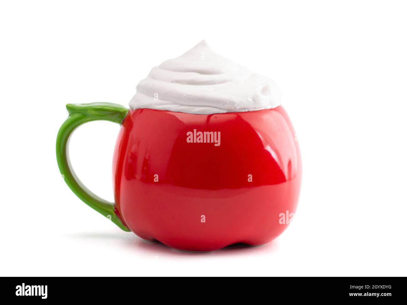 Becher mit rotem Apfel Ideal für Lehrer oder einen Apfelgewürz-Latte Stockfoto