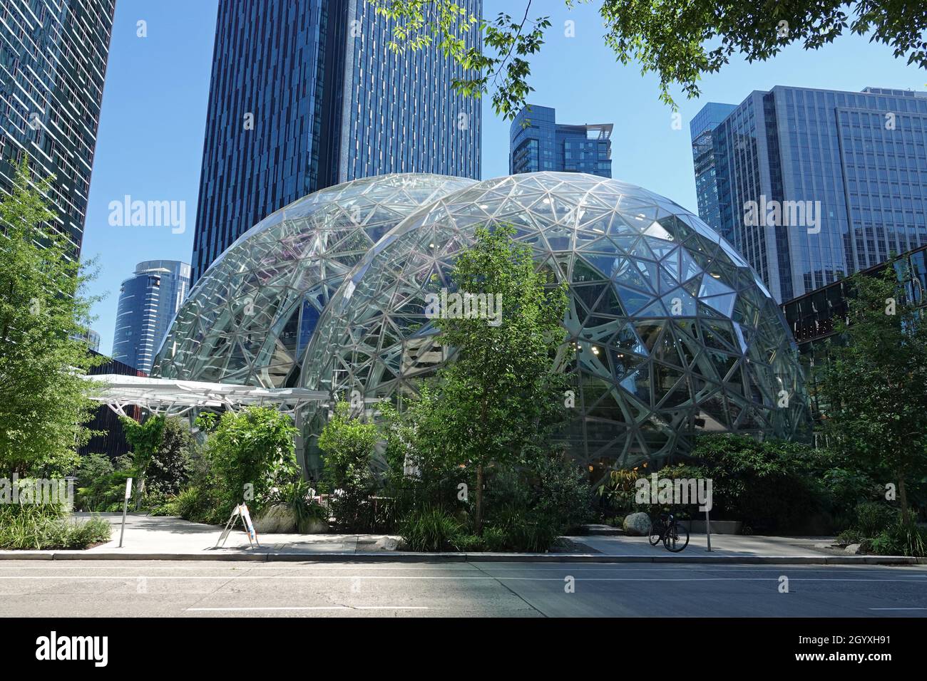Seattle, WA / USA - 26. Juni 2021: Das ultramoderne Glas-Bürogebäude, bekannt als die Amazon Spheres (oder Seattle Spheres), wird tagsüber gezeigt. Stockfoto