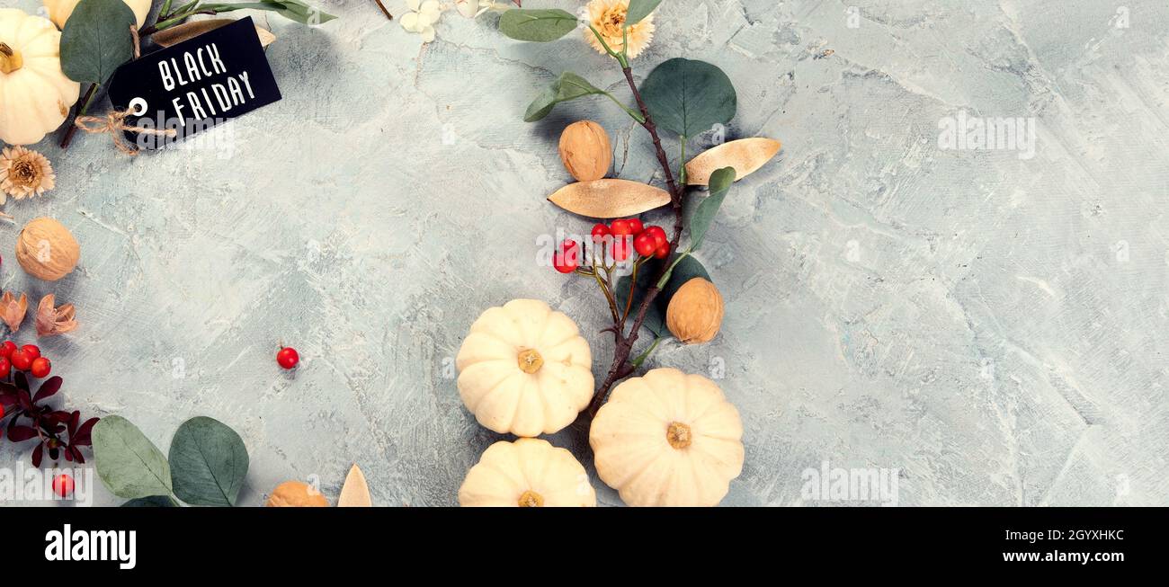 Ernte und festliche Feierlichkeiten inspirierten die Komposition von Kranzen. Konzept der Weihnachtszeit. Draufsicht, flach liegend, Kopierbereich Stockfoto