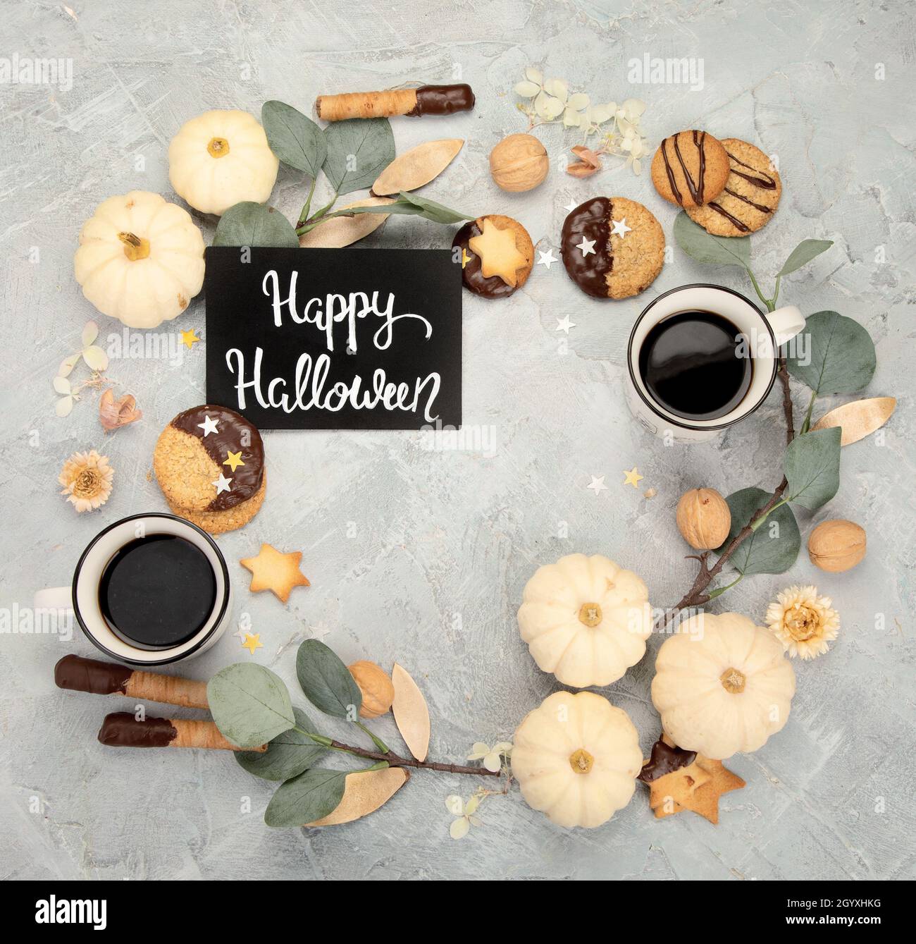 Ernte und festliche Feierlichkeiten inspirierten die Komposition von Kranzen. Konzept der Weihnachtszeit. Draufsicht, flach liegend, Kopierbereich Stockfoto