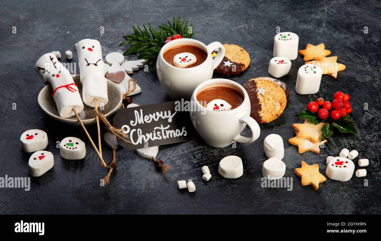Weihnachtskomposition mit heißer Schokolade und Keksen. Konzept der Weihnachtszeit. Stockfoto