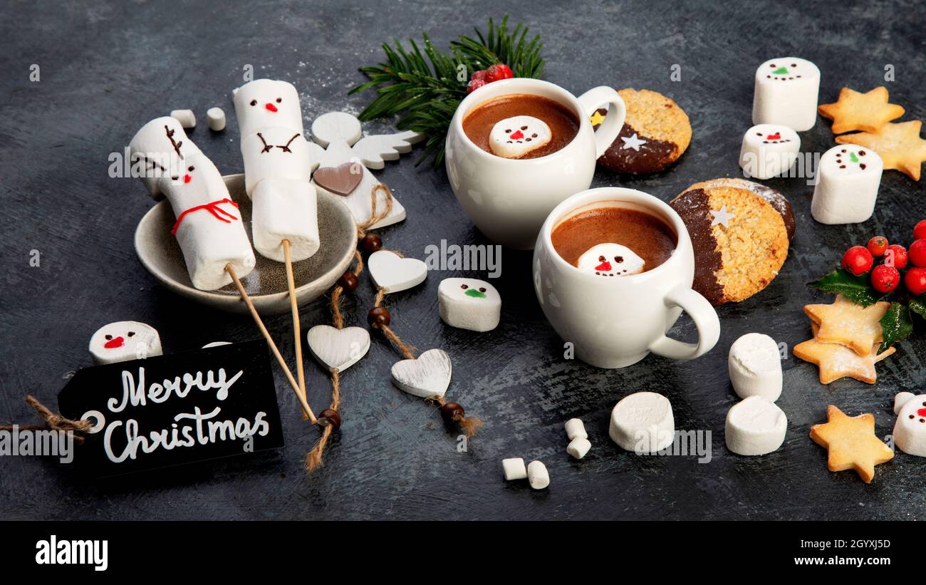 Weihnachtskomposition mit heißer Schokolade und Keksen. Konzept der Weihnachtszeit. Stockfoto