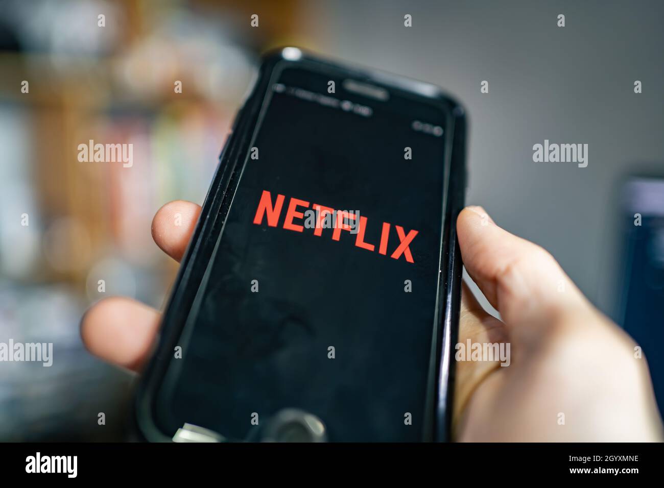 Bangkok, Thailand - 4. Oktober 2021: IPhone 7 zeigt seinen Bildschirm mit Netflix-Anwendung. Stockfoto