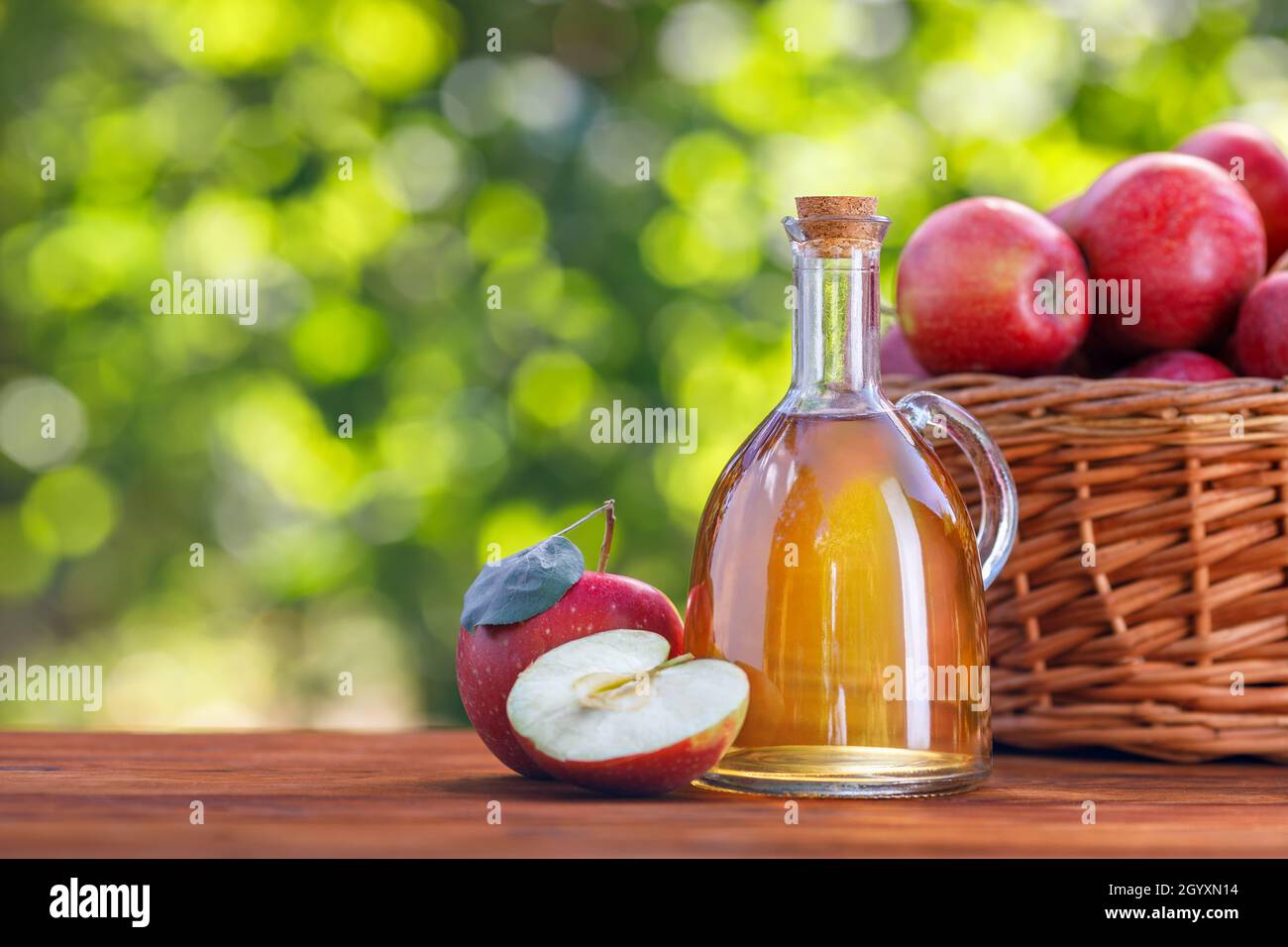 apfelessig oder Apfelwein in Glasflasche im Freien Stockfoto