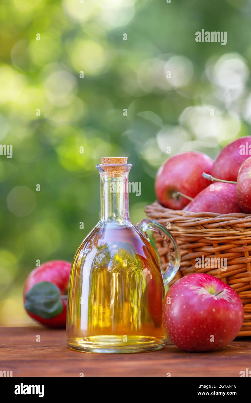 apfelessig oder Apfelwein in Glasflasche im Freien Stockfoto