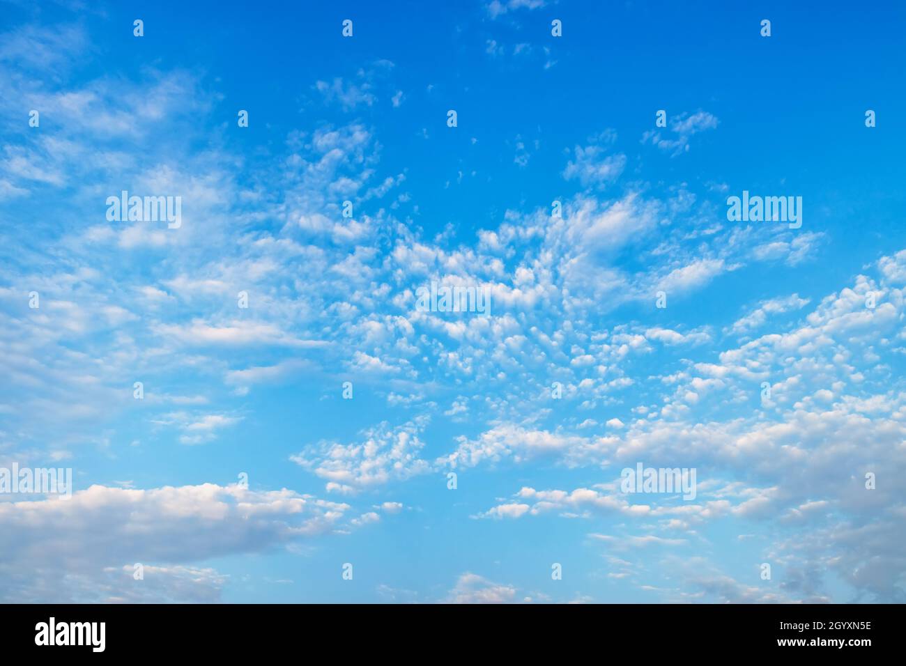 Blauer Himmel mit weißen Spindrift-Wolken am Tag Stockfoto