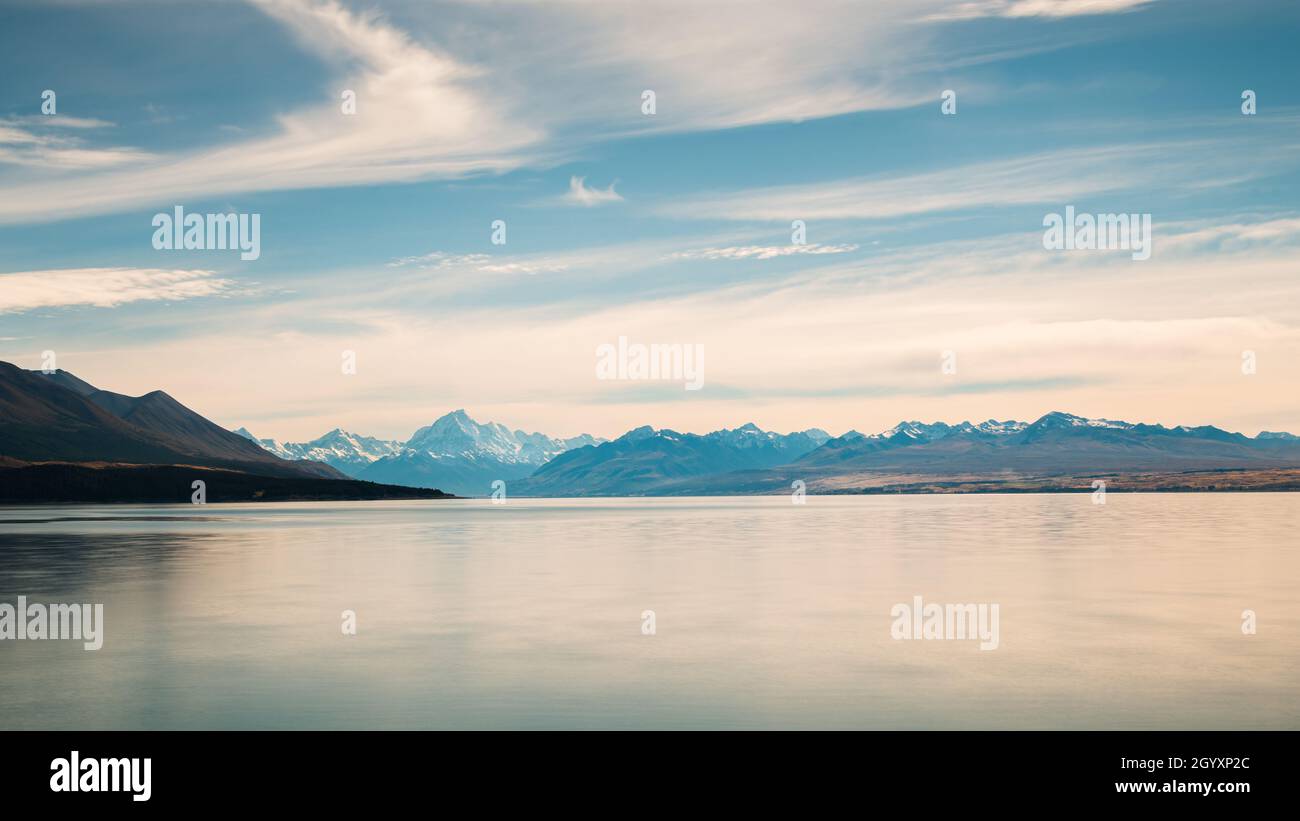 Panoramablick auf den Pukaki-See mit den südlichen Alpen in der Ferne, Südinsel. Stockfoto
