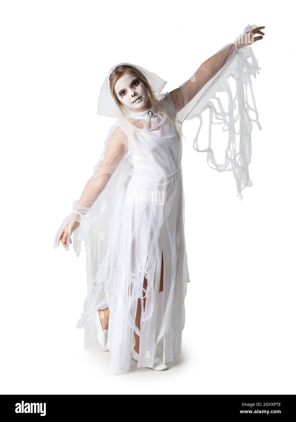 Kleines Mädchen in Halloween Geisterkostüm tanzen, Studio isoliert auf weißem Hintergrund Stockfoto