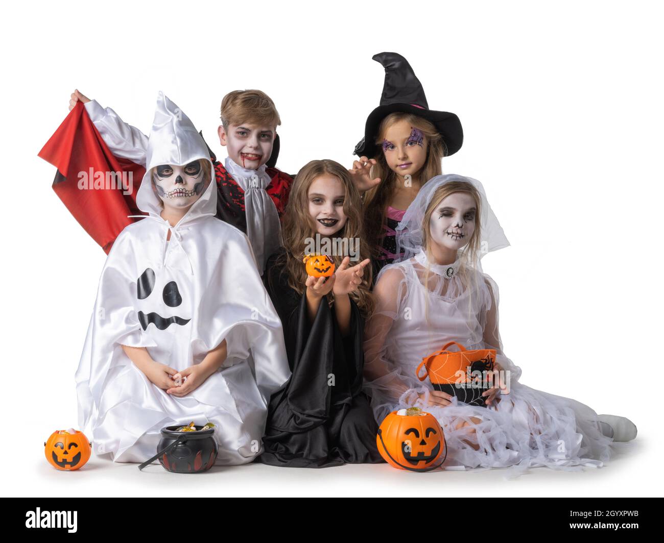 Gruppe von Kindern in fancy Halloween Kostüm Kleid isoliert auf weißem  Hintergrund, gehen Trick oder behandeln mit Eimern von Süßigkeiten  Stockfotografie - Alamy
