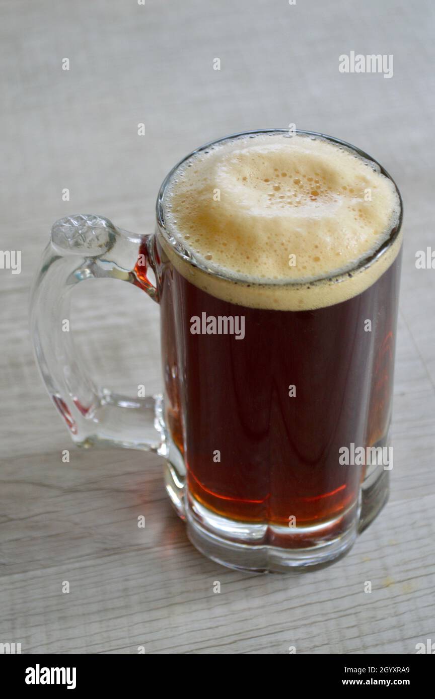 Ein Glas rotes IPA-Bier auf einem grauen Tisch Stockfoto