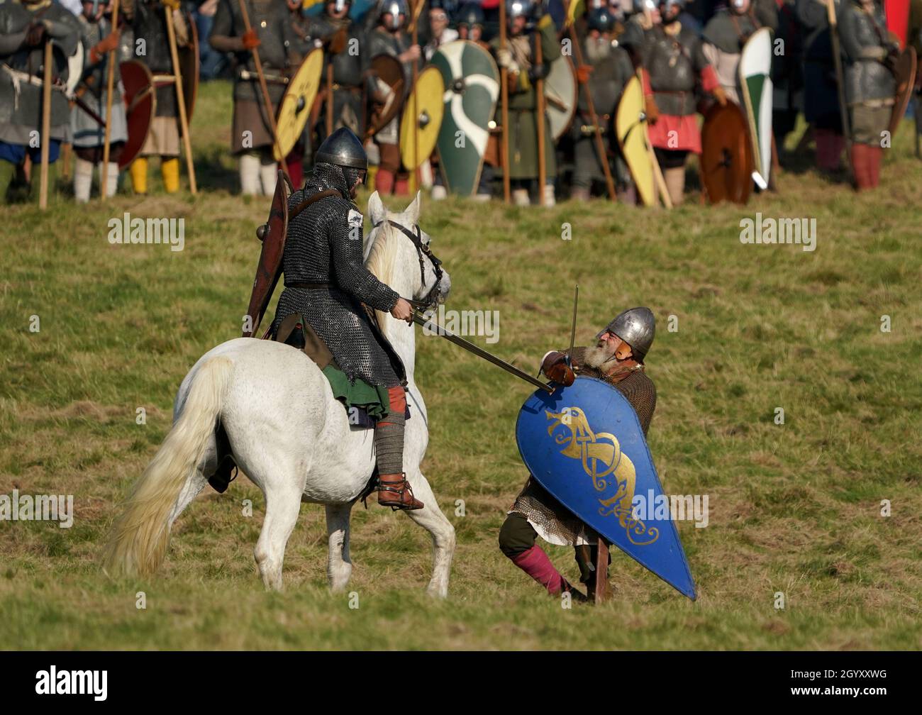 Nachstellern treffen sich während der Nachstellung der Schlacht von Hastings in der Battle Abbey in Sussex vor ihrem Jahrestag am 14. Oktober. Bilddatum: Samstag, 9. Oktober 2021. Stockfoto