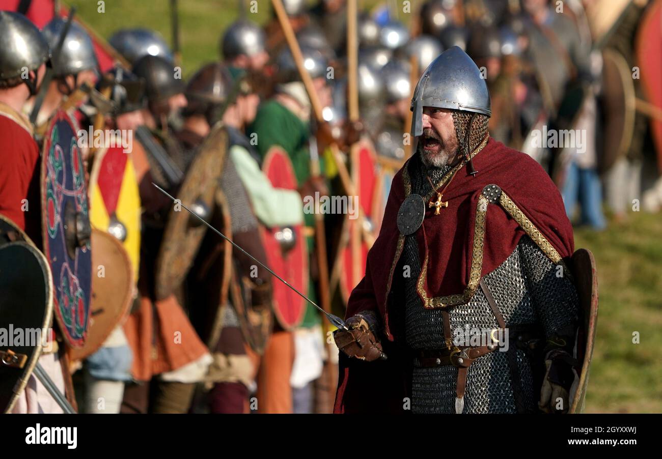 Ein Re-enactor, der die Rolle von König Harold Godwinson spielt, spricht mit seiner Armee während der Nachstellung der Schlacht von Hastings in der Battle Abbey in Sussex vor ihrem Jahrestag am 14. Oktober. Bilddatum: Samstag, 9. Oktober 2021. Stockfoto
