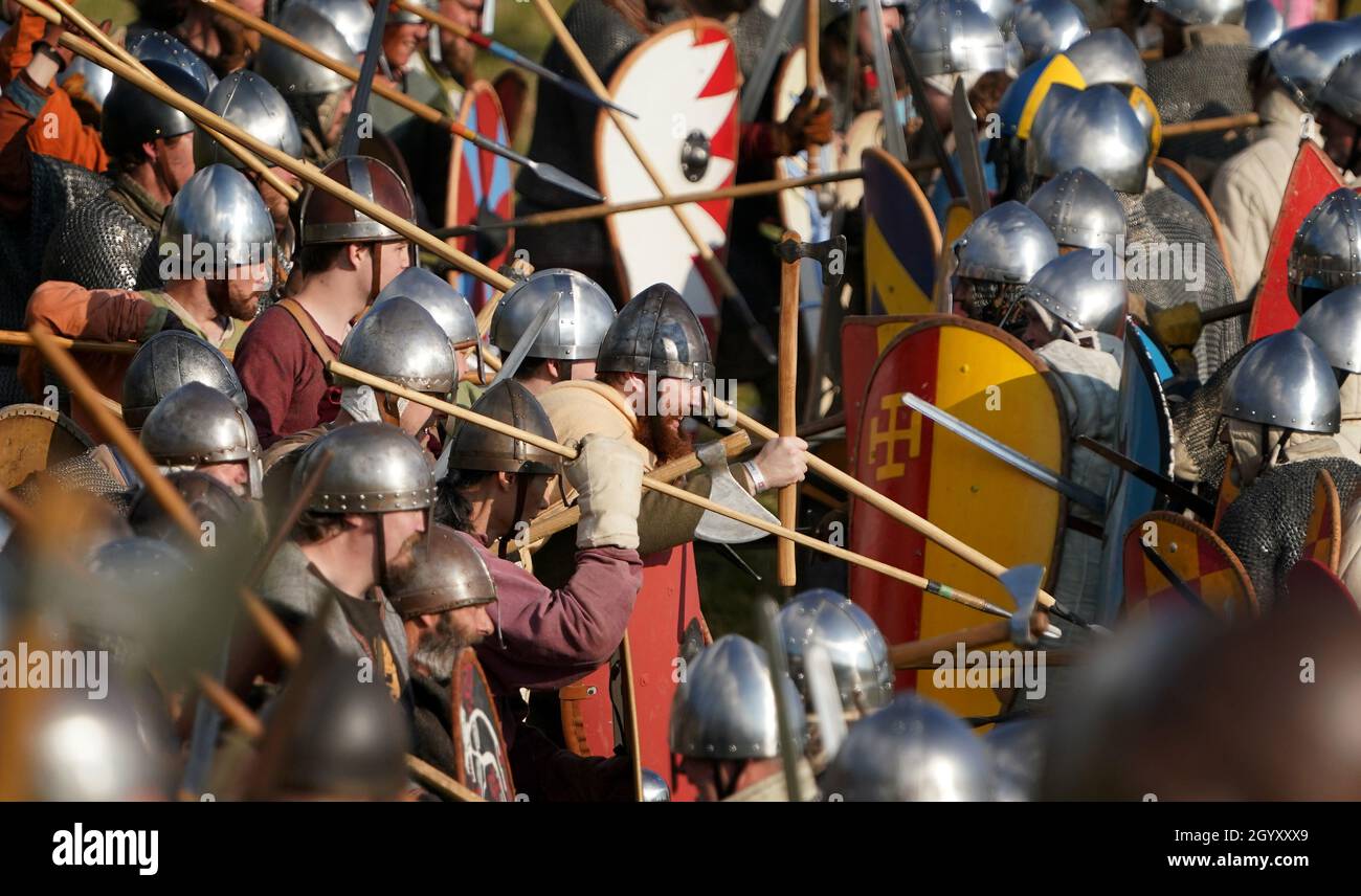 Nachstellern treffen sich während der Nachstellung der Schlacht von Hastings in der Battle Abbey in Sussex vor ihrem Jahrestag am 14. Oktober. Bilddatum: Samstag, 9. Oktober 2021. Stockfoto