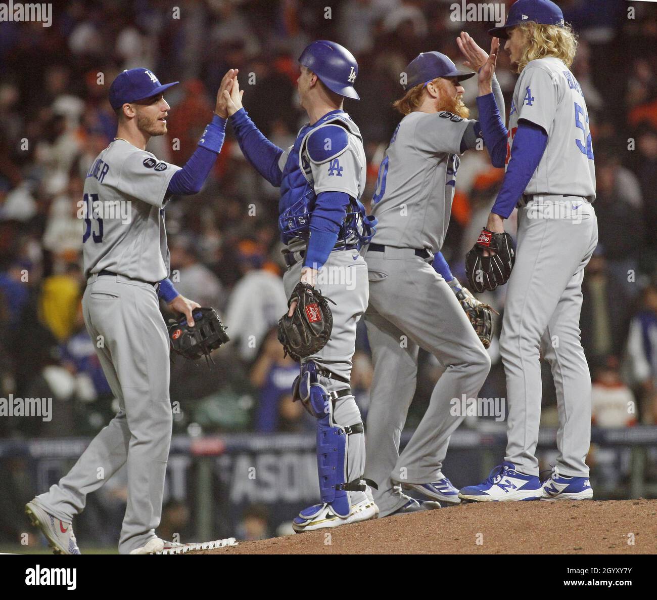 San Francisco, Usa. Oktober 2021. Los Angeles Dodgers, von links, Cody Bellinger, will Smith, Justin Turner und Phil Bickford tauschen High Fives, nachdem sie die San Francisco Giants 9-2 im Spiel 2 der National League Division Series am Samstag, den 9. Oktober 2021 in San Francisco im Oracle Park besiegt haben. Foto von George Nikitin/UPI Credit: UPI/Alamy Live News Stockfoto