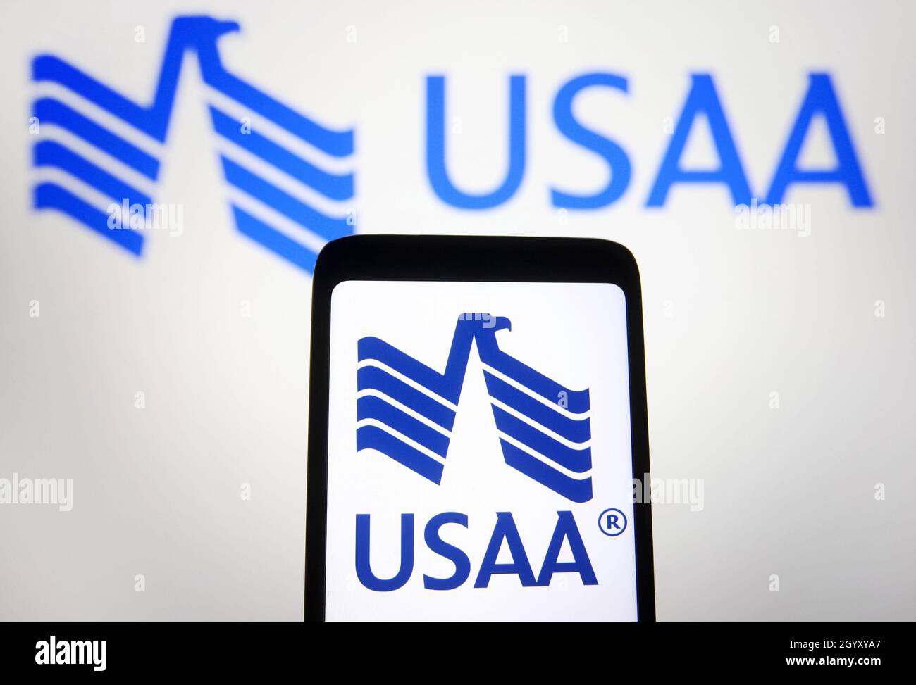 In dieser Abbildung ist das Logo der United Services Automobile Association (USAA) auf einem Smartphone und einem pc-Bildschirm zu sehen. Stockfoto