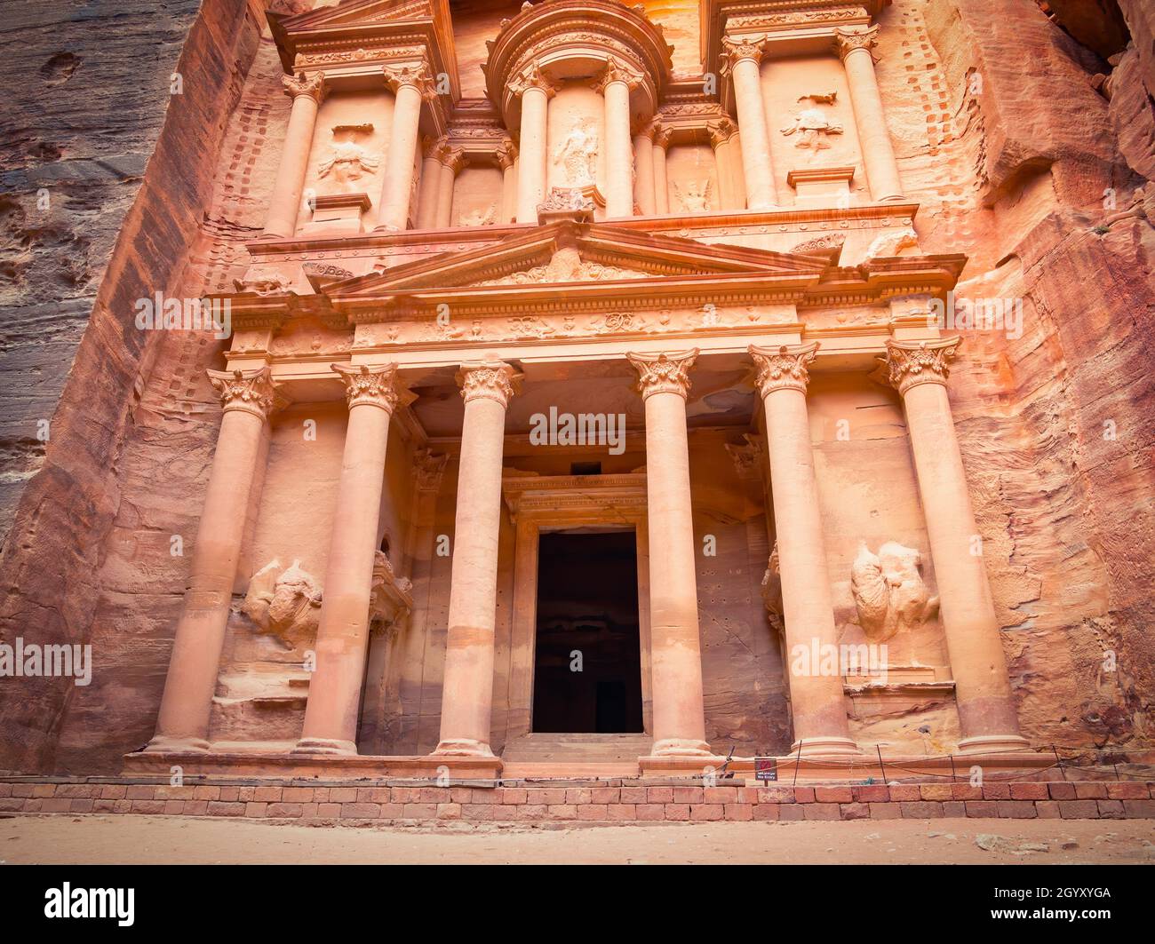 Al-Khazneh (Schatzkammer) einer der kunstvoll gestalteten Tempel in der antiken Stadt Petra, Jordanien. Stockfoto