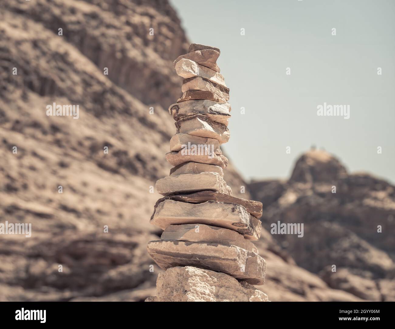 Rock cairns gestapelt Steine oder Felsen in der verlassenen Gegend der alten Stadt Petra, Jordanien Stockfoto