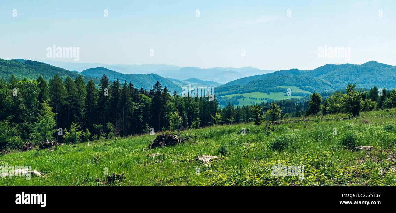Blick vom Kanur-Hügel in den Galle Karpaty-Bergen an der tschechisch-slowakischen Grenze während des späten Frühlingstages mit klarem Himmel Stockfoto