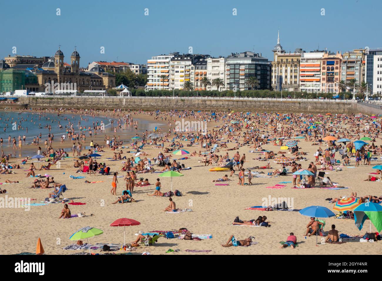 Strand La Concha in San Sebastian im Sommer Stockfoto