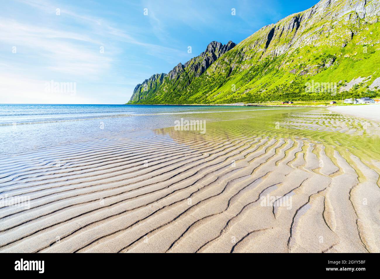 Landschaftlich schöner Blick auf die Berge vom weißen Sand des Ersfjord-Strandes im Sommer, Senja, Kreis Troms, Norwegen Stockfoto