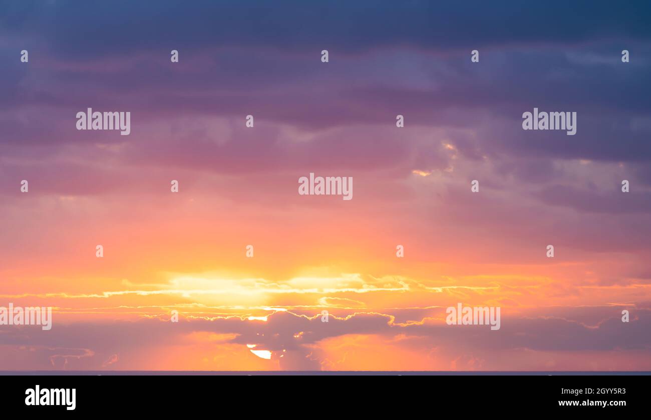 Natürlicher Hintergrund, atemberaubender Blick auf einen dramatischen, bewölkten Sonnenaufgang. Romantischer Himmel, Kopierraum, Himmelsersatz, Sardinien, Italien. Stockfoto