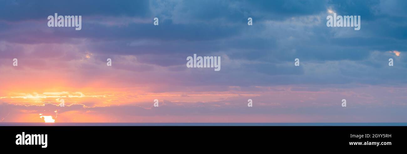 Natürlicher Hintergrund, atemberaubender Blick auf einen dramatischen, bewölkten Sonnenaufgang. Romantischer Himmel, Kopierraum, Himmelsersatz, Sardinien, Italien. Stockfoto