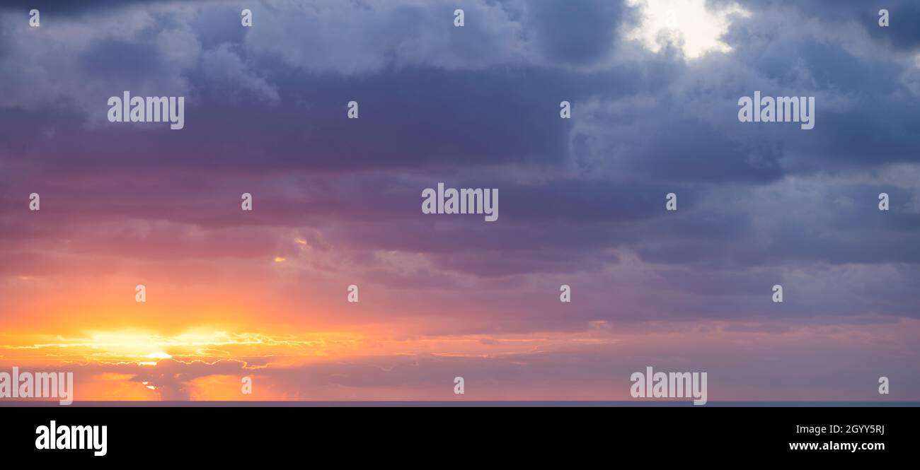 Natürlicher Hintergrund, atemberaubender Blick auf einen dramatischen, bewölkten Sonnenaufgang. Romantischer Himmel, Kopierraum, Himmelsersatz, Sardinien, Italien. Stockfoto