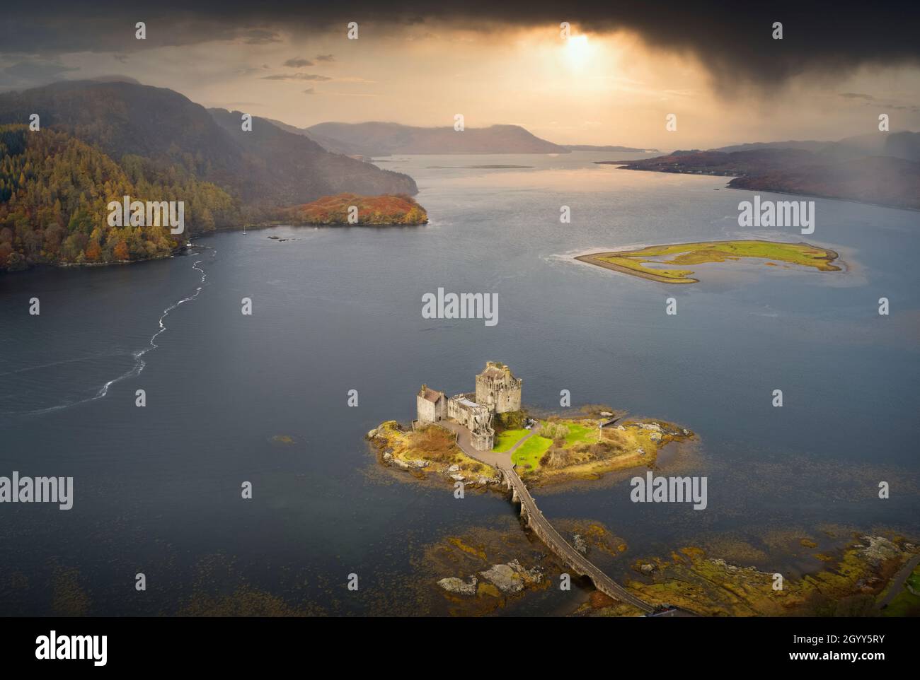 Eilean Donan Castle Luftaufnahme von oben bei Sonnenaufgang Stockfoto