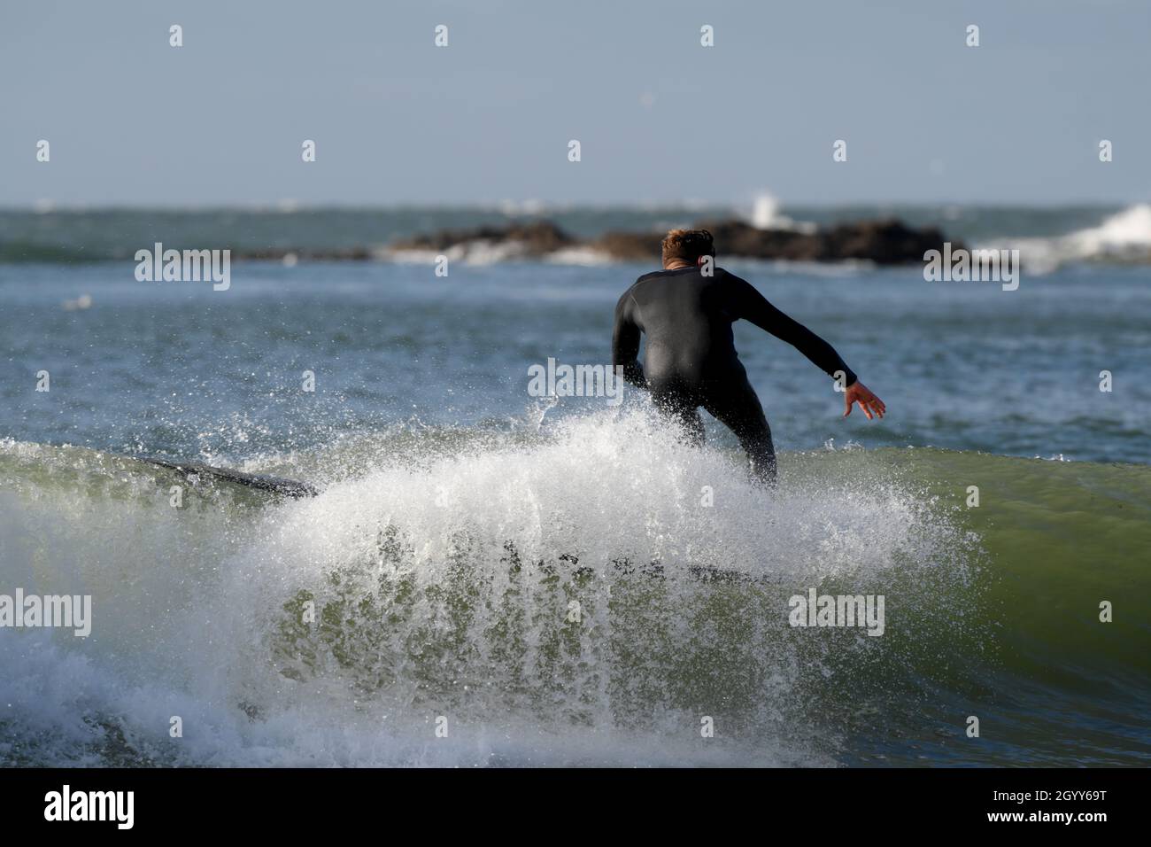 Surfen in einer der vielen geschützten Buchten von Gower Stockfoto