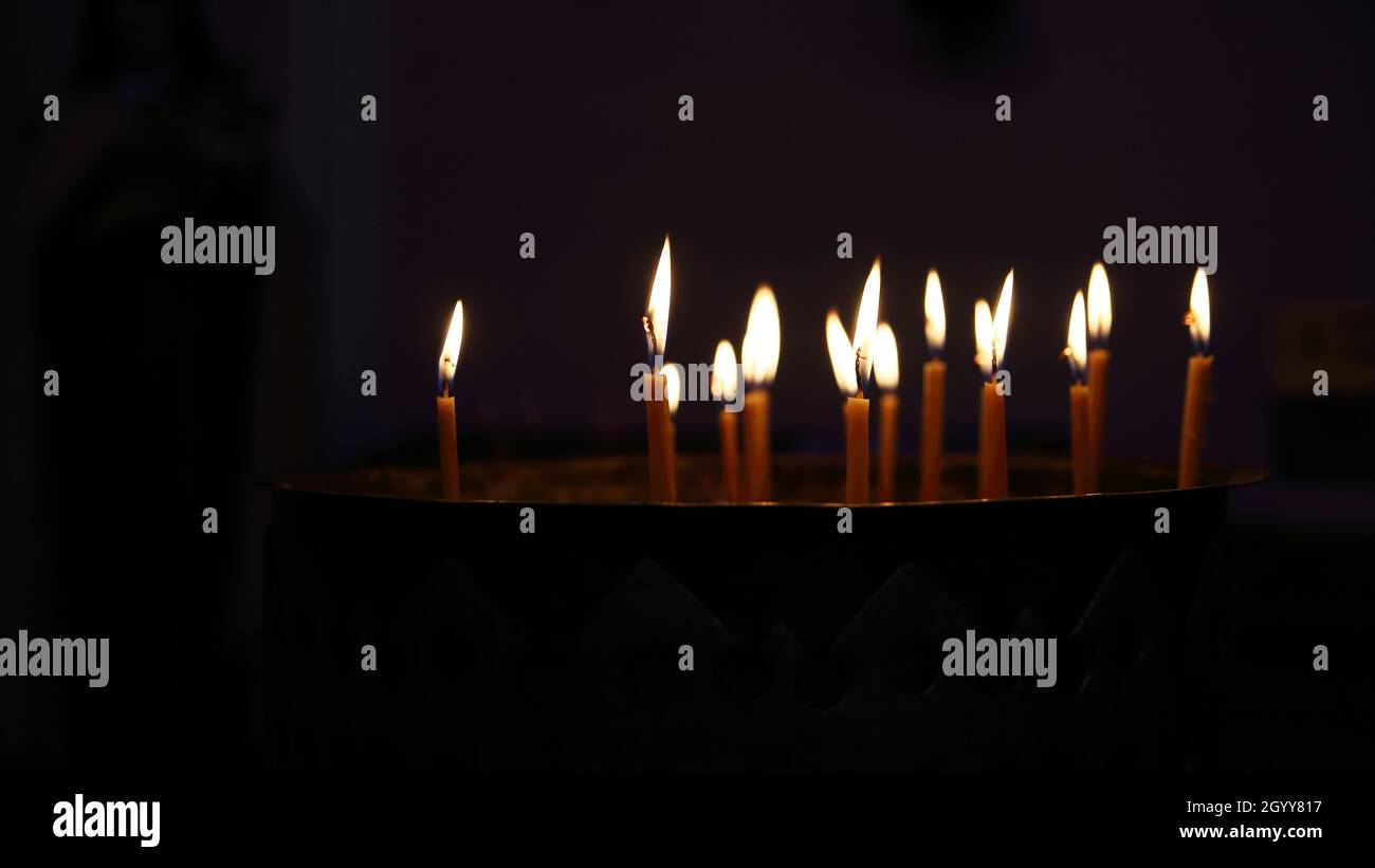 Kerzenlicht im Dunkeln, Innenraum der Kirche Stockfoto