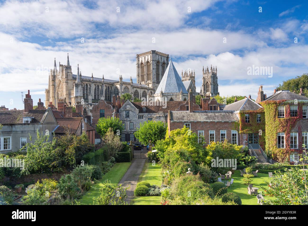 York Minster und Grays Court aus den Bar Walls, York, North Yorkshire, Großbritannien. Stockfoto