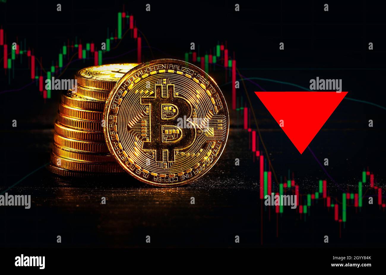 Krypto-Kollaps. Goldene Münzen mit Bitcoin-Logo fallen auf dem Bärenmarkt  ab. Rückzieher der führenden Kryptowährung Bitcoin BTC im Handel. Dezentral  digital Stockfotografie - Alamy