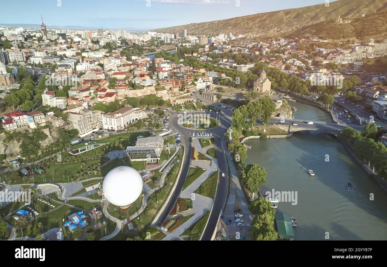 Rike Central Park in Tiflis Stadt Luftdrohne Blick auf die Sommerzeit Stockfoto