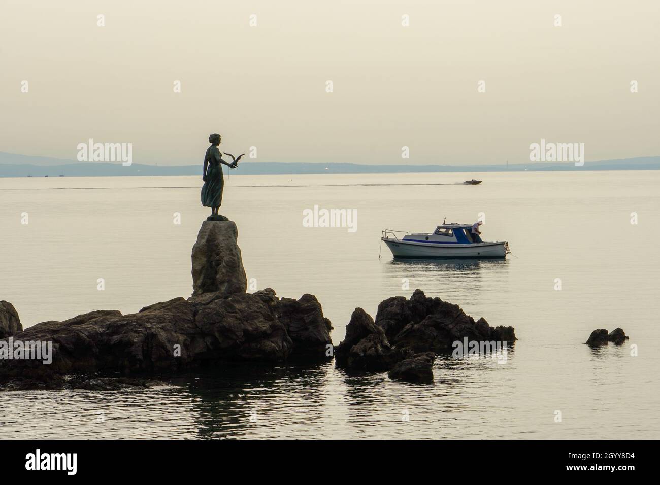 OPATIJA, KROATIEN - September 25,2021: Maid mit der Möwenstatue, dem berühmten Wahrzeichen von Opatija Stockfoto