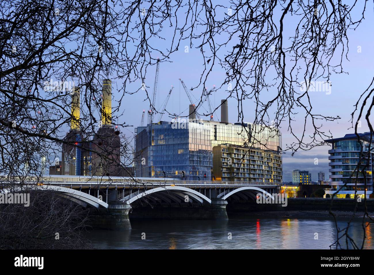 London im Morgengrauen. Blick von der Chelsea-Brücke Panoramablick auf die Grosvenor-Brücke mit dem abgebrochenen Battersea-Kraftwerk in London Stockfoto