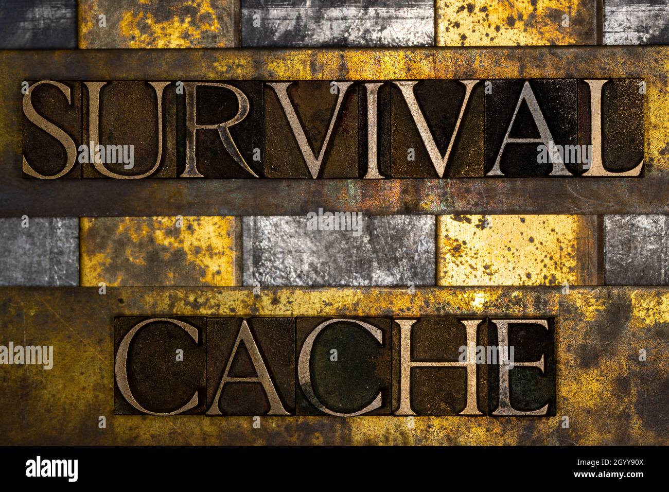 Survival Cache-Text auf texturiertem Graukupfer und Vintage-Gold-Hintergrund Stockfoto